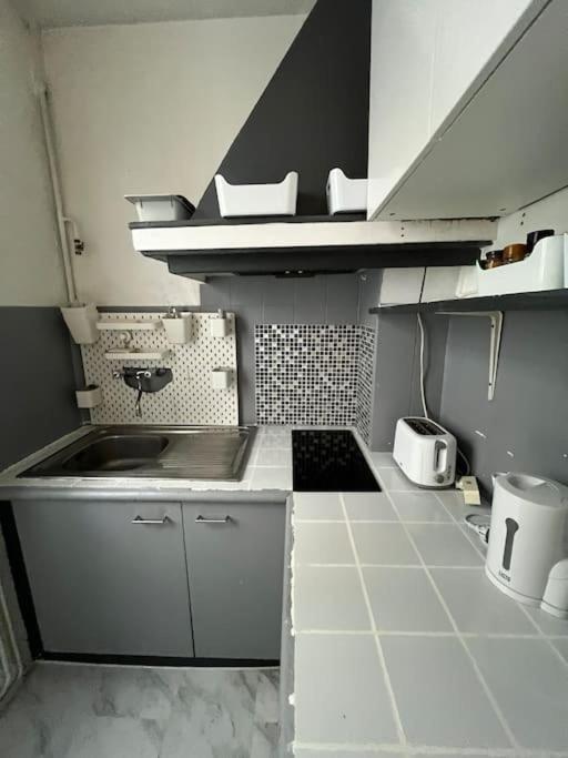 パリMontmartre Joli 2 Pieces Au Pied Du Sacre Coeurアパートメント エクステリア 写真